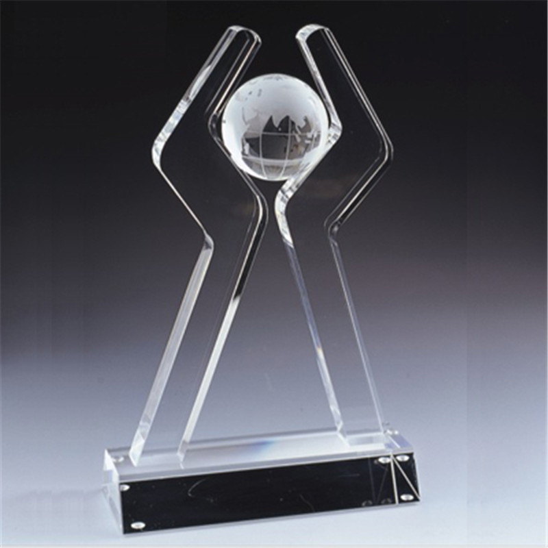 Кристален трофей с топка на върха